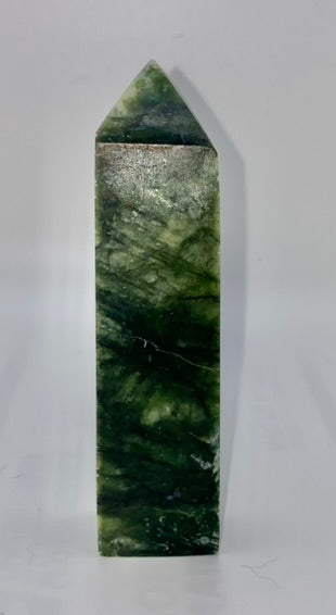 Green Jade Point 1,2l  - polished green stone mini-tower sculpture