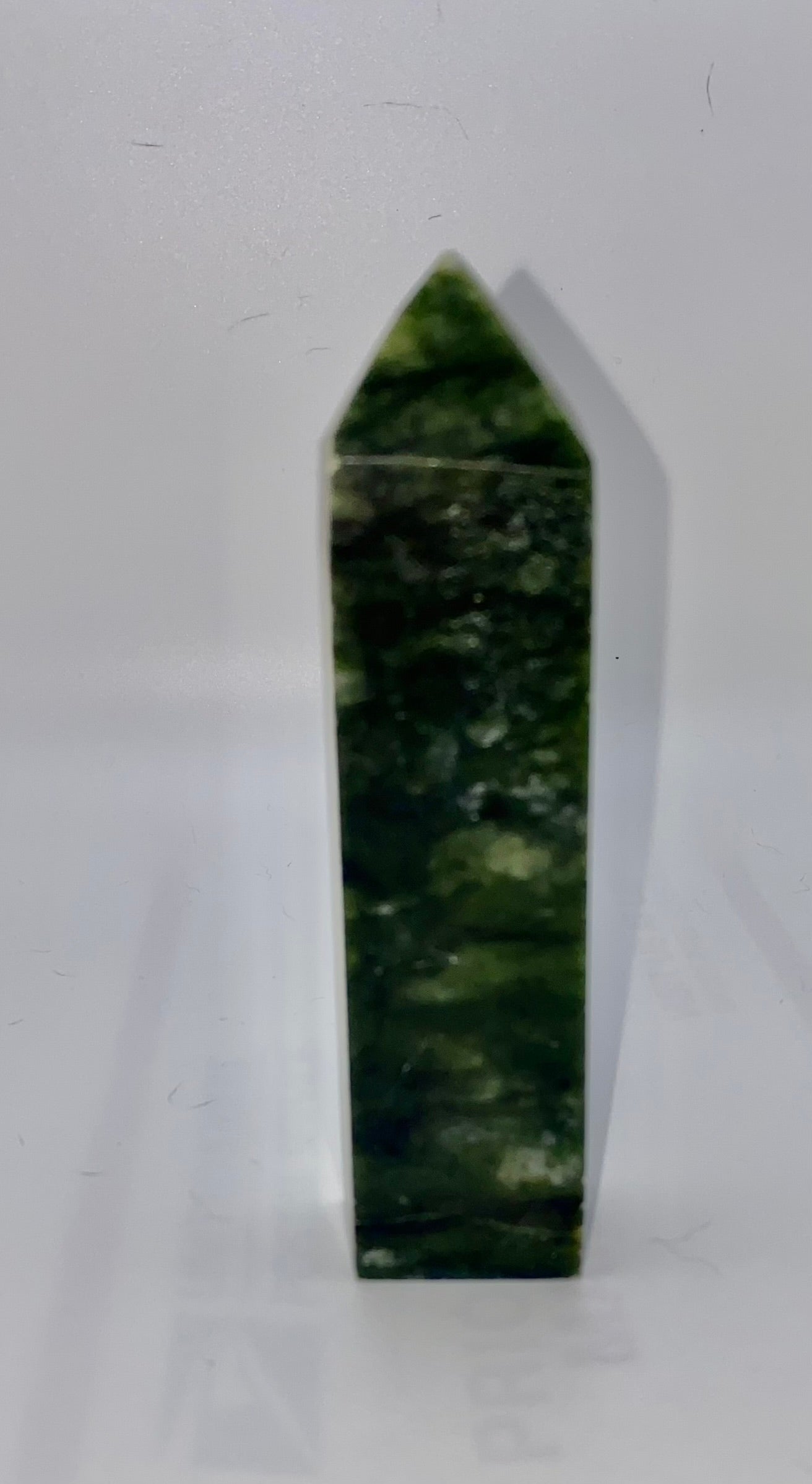 Green Jade Point 1,2l  - polished green stone mini-tower sculpture