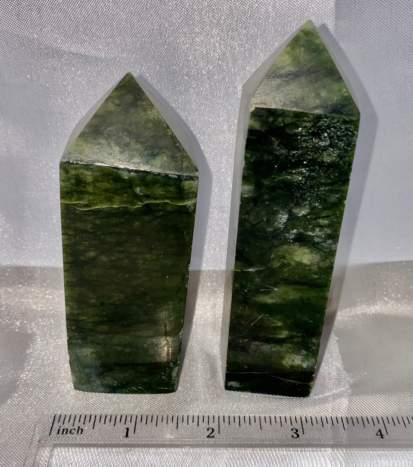 Green Jade Point 1,2l  - polished green stone mini-tower sculpture