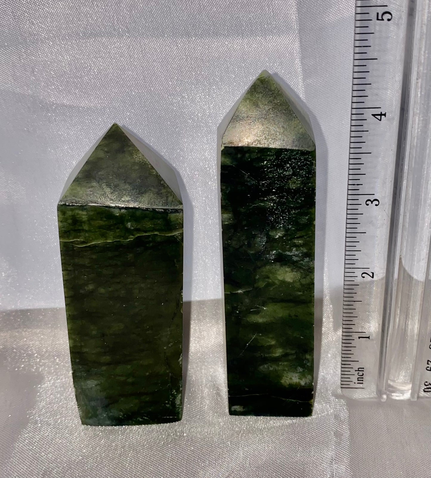 Green Jade Point 1,2l  - polished green stone mini-tower sculpture