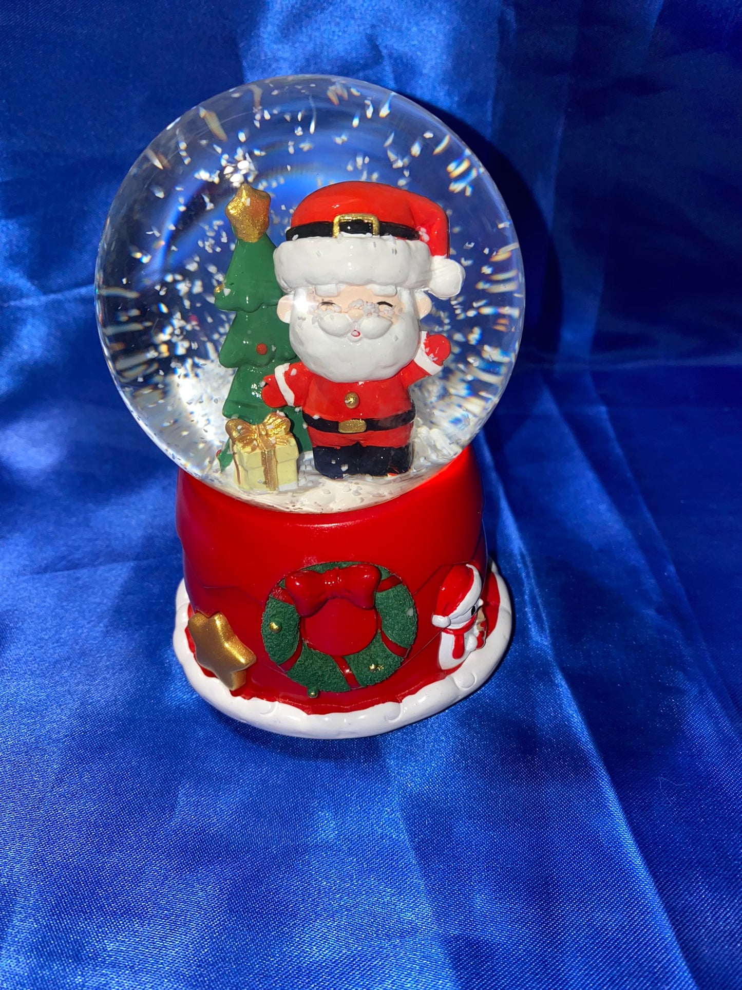 Musical Christmas Snow Globes - Santa!