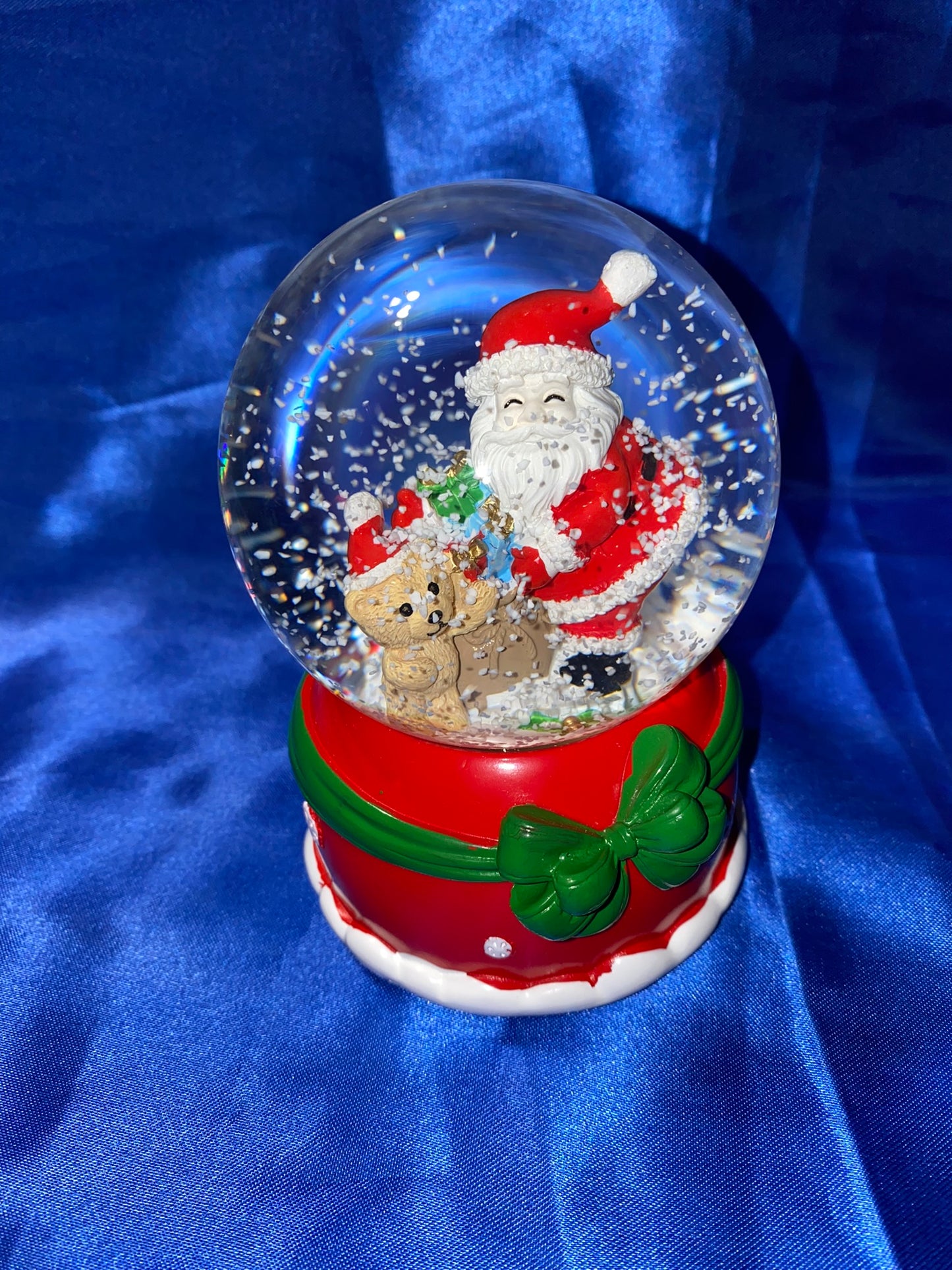 Musical Christmas Snow Globes - Santa!